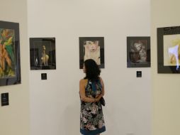 Los cuadros expuestos contienen figuras humanas realizadas en técnicas variadas. EFE /