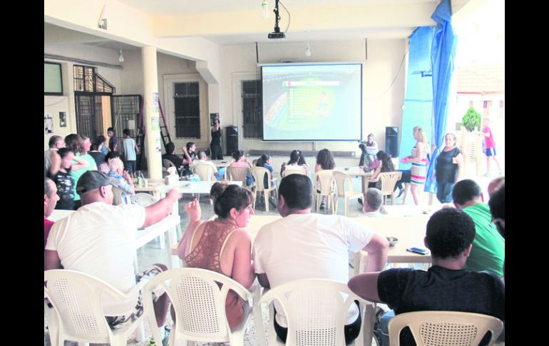 En Bei Millet (Líbano) observan el partido entre México y Holanda en la localidad de Akka, con especial atención en Miguel Layún. ESPECIAL /