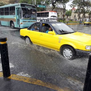 Reportan choques por lluvia matutina en la ZMG