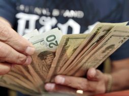 El tipo de cambio para solventar obligaciones en moneda extranjera pagaderas en el país es de 13.00 pesos. ARCHIVO /