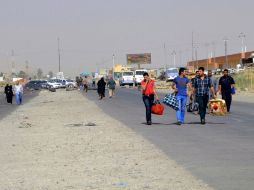 Iraquíes caminando hacia la ciudad de Irbil al norte de Mosul en Iraq. AP /