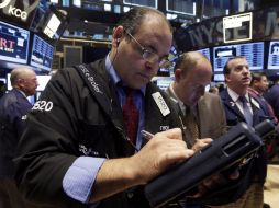 Los operadores en Wall Street arrancaron la jornada con sus tres índices teñidos de rojo. AP /