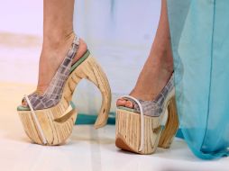 Dolores de espalda y afectaciones de rodilla, son problemas recurrentes en el mal uso del calzado. ARCHIVO /