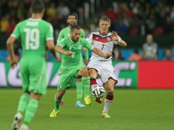 Bastian Schweinsteiger (r) de Alemania, pelea el balón con Djamel Mesbah, de Argelia. EFE /
