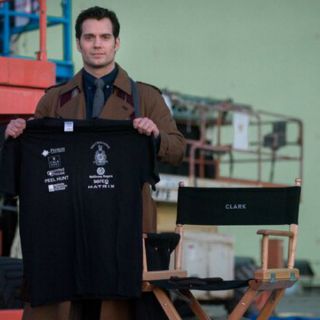 Difunden nueva foto de Henry Cavill como Clark Kent