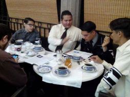 Integrantes del Movimiento Nacionalista Mexicano del Trabajo, Juan Barrera viste camisa blanca y corbata negra. Tomada de @cobi_532  /