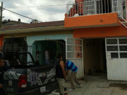 Al lugar acudieron bomberos para atender la emergencia.  /