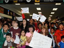La multitud camina de un lado al otro para poder tener la mejor visión de los futbolistas. MEXSPORT /