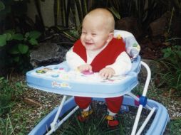 El uso de andadera es cómodo para los padres, quienes muchas veces utilizan está alternativa por fácil. ARCHIVO /