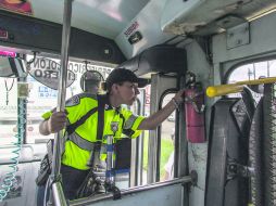 Detectan fallas. Una policía vial revisa el extintor de uno de los camiones.  /