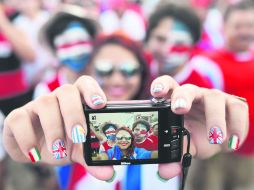 DE TODOS LADOS. El Mundial ha servido para estrechar los lazos entre los brasileños y los turistas de distintos países. AP /