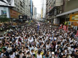 La marcha pacífica recorre las calles, bordeadas de rascacielos, hasta el centro financiero de Hong Kong. AP /