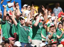 La eliminación de México en Brasil 2014 dejó algo más que sólo tristeza en las tribunas. AP /