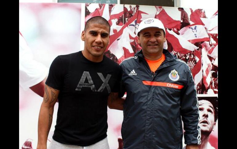 En la imagen Carlos Salcido con el técnico rojiblanco, Carlos Bustos. ESPECIAL /