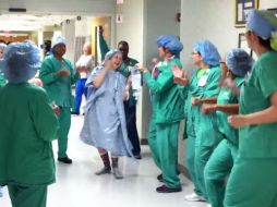 El hecho fue grabado en video y ahí es donde se alcanza a ver a todos los presentes listos para entrar al quirófano. ESPECIAL /