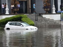 Imagen de las afectaciones que causó la lluvia de esta tarde. EFE /