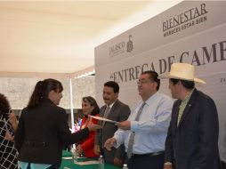 Francisco Ayón entregó mil 177 oficios de cambios de adscripción a personal docente. ESPECIAL /