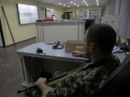 Un soldado pro ruso permanece dentro del edificio del Ministerio de Interior. AP /