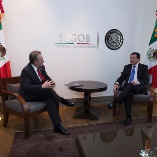 Osorio Chong y Wayne abordan migración infantil