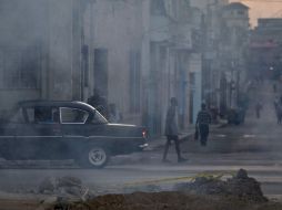 Autoridades comenzaron a fumigar varias zonas de La Habana, para poder evitar más casos. AP /