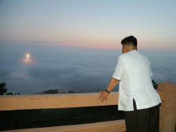 El líder norcoreano Kim Jong-Un observa durante el lanzamiento de un misil. EFE /