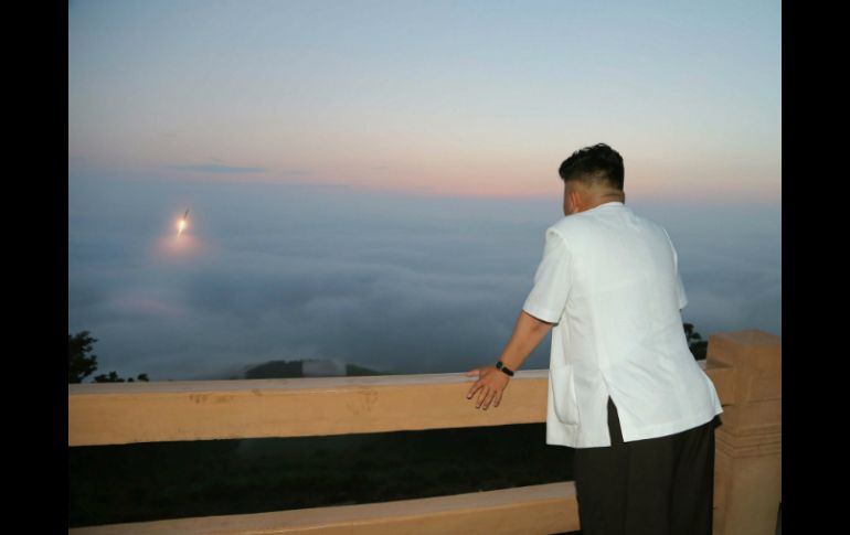 El líder norcoreano Kim Jong-Un observa durante el lanzamiento de un misil. EFE /