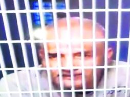 En redes criticaron que al doctor Mireles le hayan cortado el cabello y el bigote. La imagen es de un video grabado por su abogada. ESPECIAL /