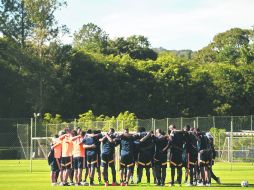 Equipo. Los jugadores de Colombia intercambian opiniones alrededor de su técnico en la sesión de entrenamiento. EFE /