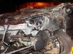 Así quedó el vehículo en el que viajaba María Soledad. Twitter: @EmilianoWybert. ESPECIAL /