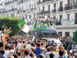 El equipo montó un autobus y recorrió las principales avenidas de la capital argelina seguidos por miles de personas. EFE /