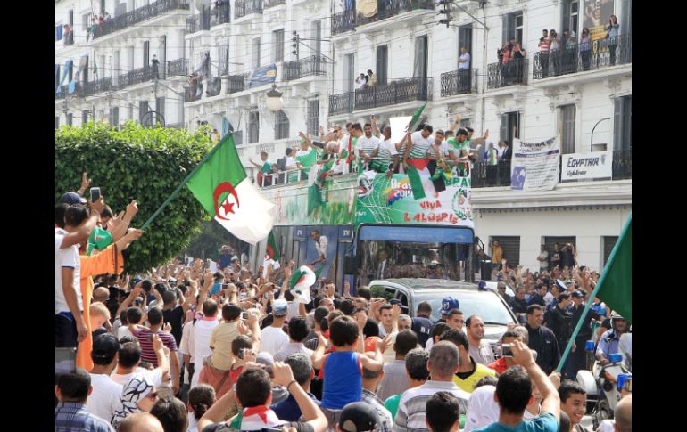 El equipo montó un autobus y recorrió las principales avenidas de la capital argelina seguidos por miles de personas. EFE /