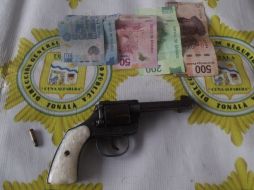 Portaba un arma de fuego y además 790 pesos, que habrían sido sustraidos de la casa.  /