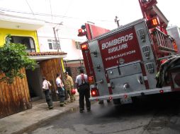 Aunque los vecinos intentaron apagar el fuego no pudieron, por lo que esperaron la llegada de los bomberos.  /