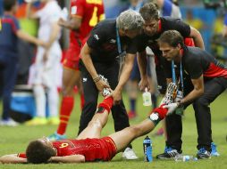 Axel Witsel, de Bélgica, recibe un estiramiento antes de comenzar el tiempo extra ante la Selección de EU. ARCHIVO /