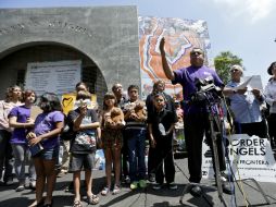 Un grupo de unas 70 personas se manifiestan en apoyo de los niños migrantes y sus familias. AP /