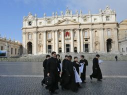 Varios sacerdotes caminan en la explanada del Vaticano. ARCHIVO /