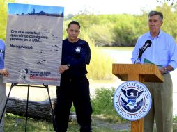 Gil Kerlikowske anuncia la campaña en español para evitar la migración de menores. AP /