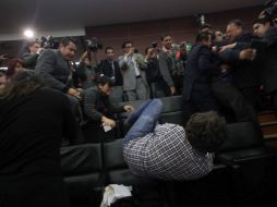 Integrantes del Resguardo Parlamentario tomaron por la fuerza a los activistas y mediante forcejeos los sometieron. SUN /