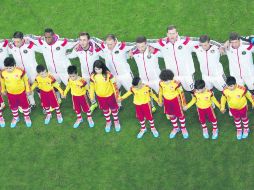El equipo alemánmientras entonan su himno en el partido de octavos de final ante Argelia. AFP /