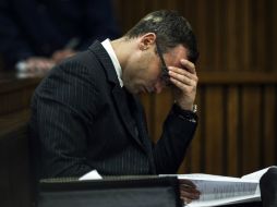 Óscar sostiene que asesinó a su prometida al confundirla con un intruso. AFP /