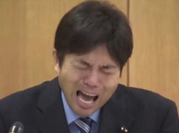 Cuando el político explica la razón del gasto de fondos públicos comienza a llorar y a balbucear frases entrecortadas y sin sentido. ESPECIAL /