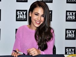 Danna trató de ocultar el anillo volteando la piedra hacia el interior de su mano, sin embargo pudo ser captado en varias fotos. ESPECIAL /