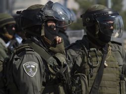 Militares aguardan en su puesto, al pendiente de cualquier ataque. EFE /