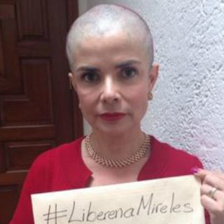 Abogada de Mireles se rapa en apoyo a su cliente