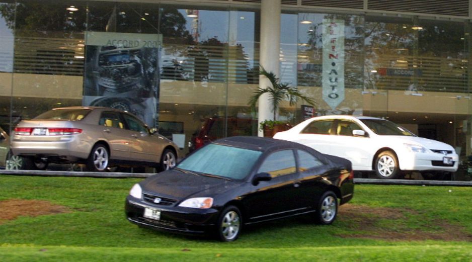 De acuerdo con proyecciones, en los próximos años el sector automotriz registrará mayor crecimiento. ARCHIVO /