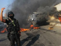 Un miembro de seguridad da instrucciones a sus compañeros durante las protestas. AP /