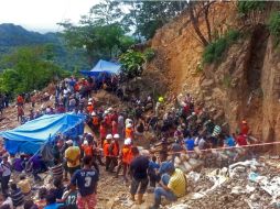Alrededor de 400 personas entre rescatistas, militares y familiares de los mineros, se aglomeraron cerca del sitio. AFP /