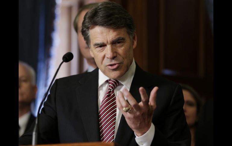 Perry dice que los cárteles del narcotráfico están tratando de sacar provecho de la ola migratoria. ARCHIVO /