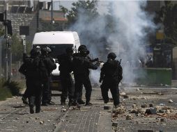 La policía israelí toma posiciones durante los enfrentamientos contra los manifestantes palestinos en un barrio en Jerusalén. EFE /