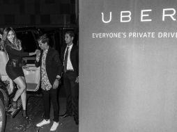 Uber ofrece el servicio de transportación con un conductor privado en autos de lujo. FACEBOOK / UberMexico